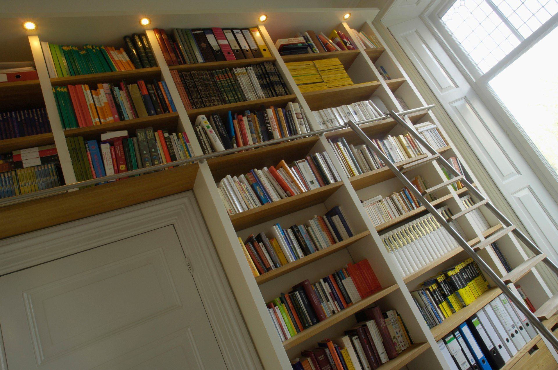 Maatwerk bibliotheekkast met ladder