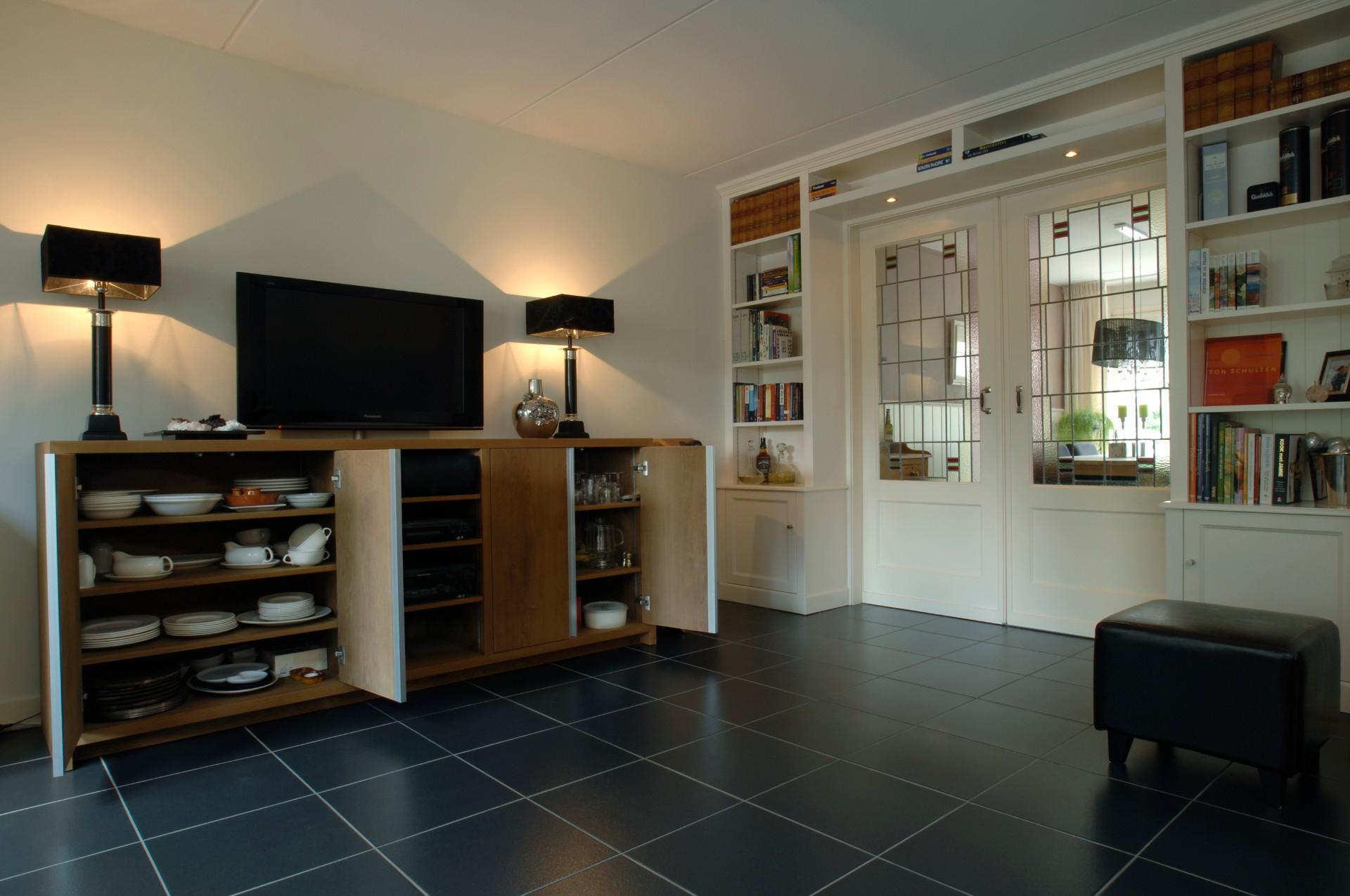 Klassieke ensuite met maatwerk kasten en dressoir